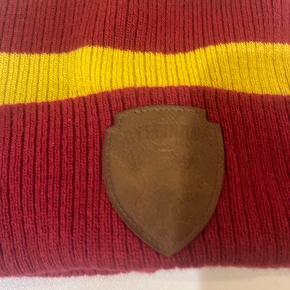 Harry Potter Gryffindor Logo Knit Cuff Pom Beanie Hat Cap Adult OSFM - Picture 3 of 10